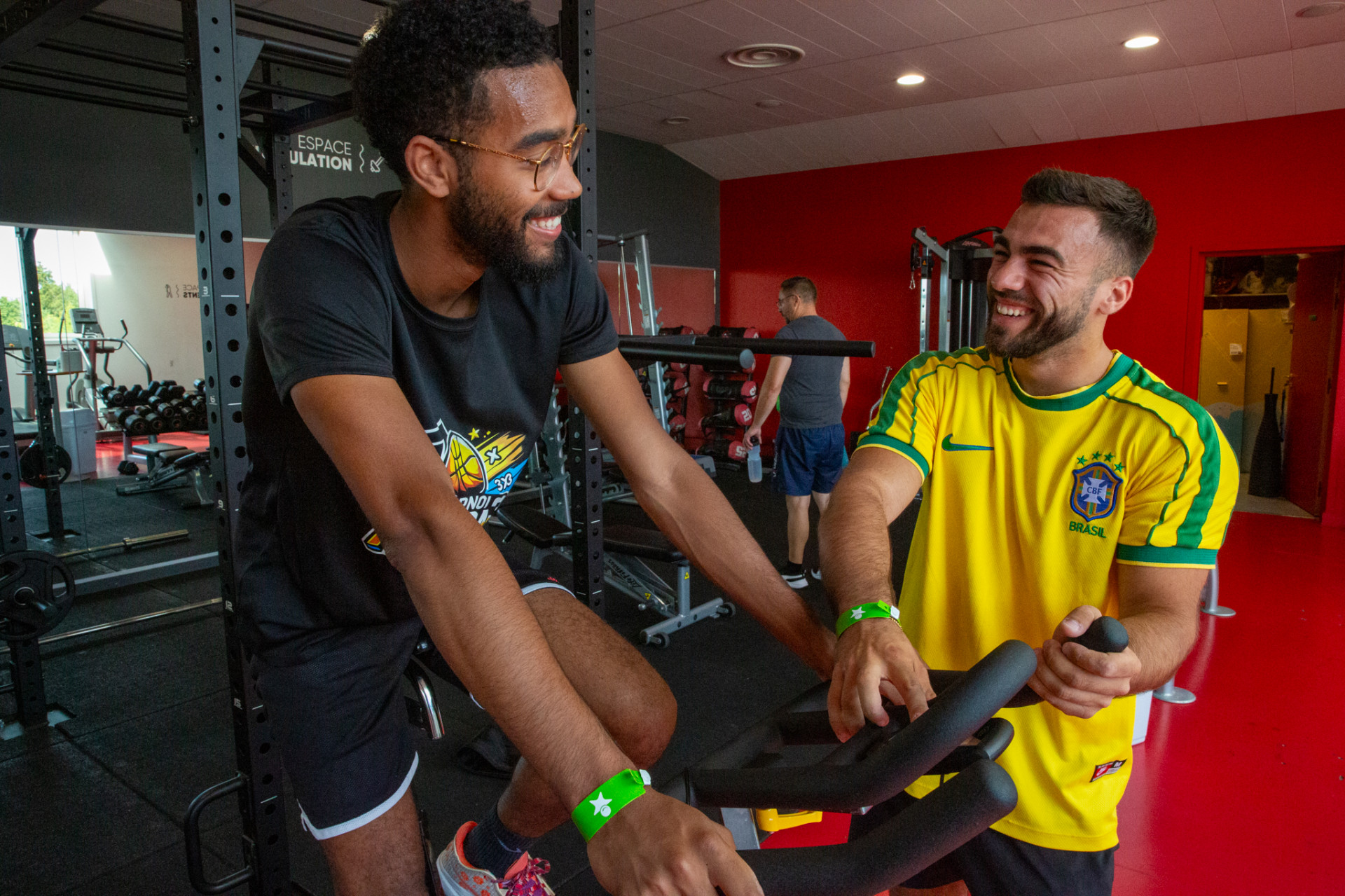 Une salle de cardio-musculation Une salle de cardio-musculation