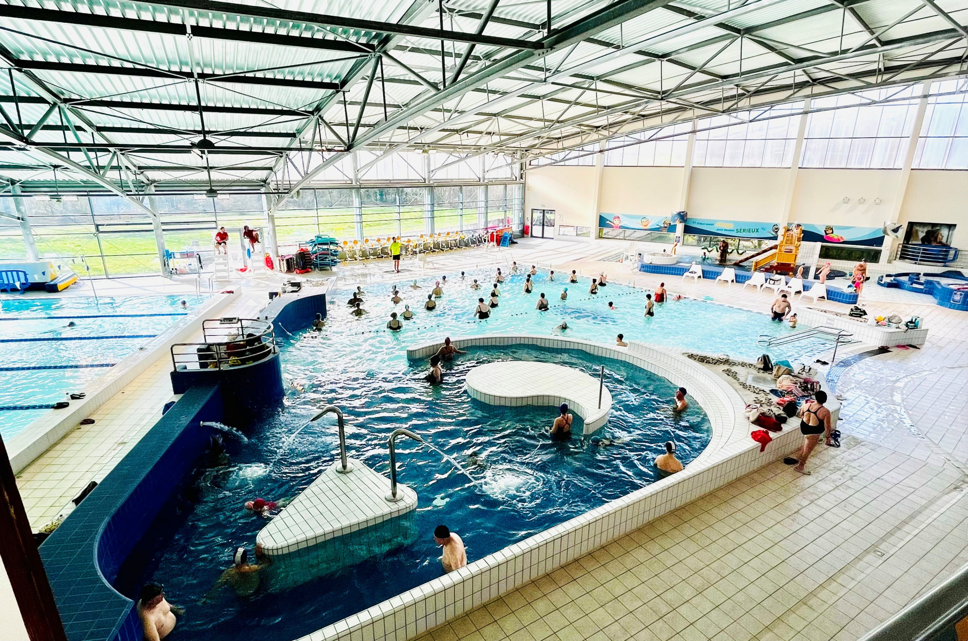 Un bassin baln&eacute;o-ludique