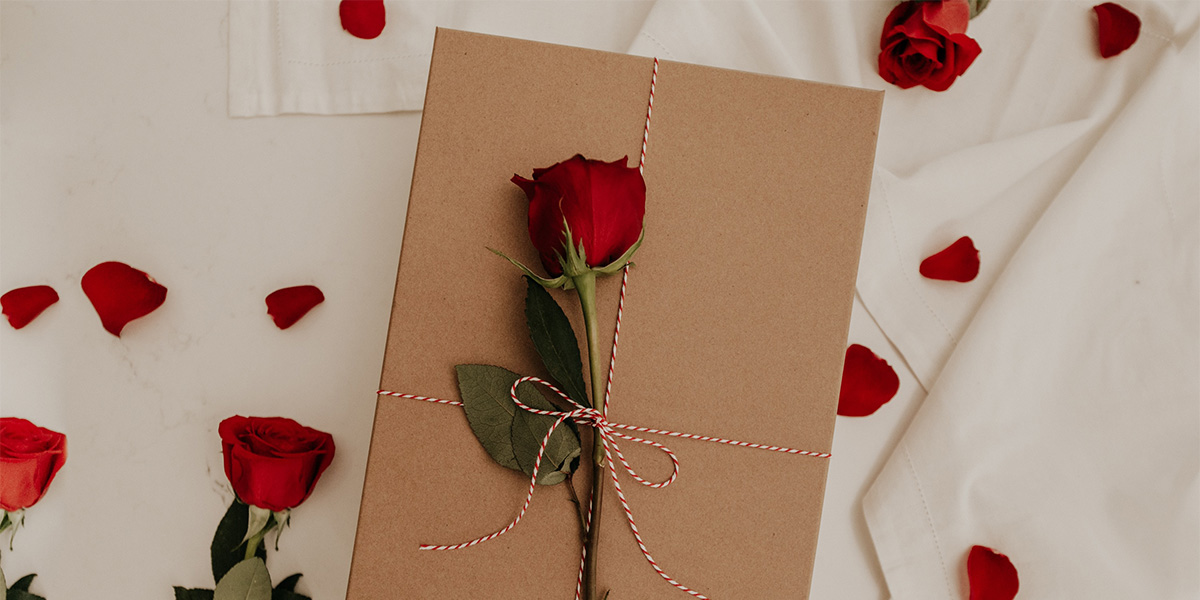 Nos idées cadeaux pour la Saint-Valentin Un peu plus d'une semaine avant la Saint-Valentin et les idées cadeaux manquent à l'appel. Heureusement, nous avons trouvé pour vous des cadeaux originaux et disponibles directement depuis chez vous !
