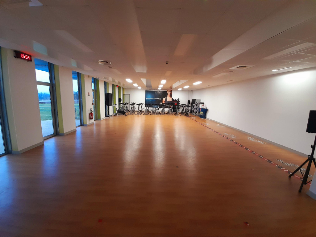 Un studio fitness pour des séances collectives