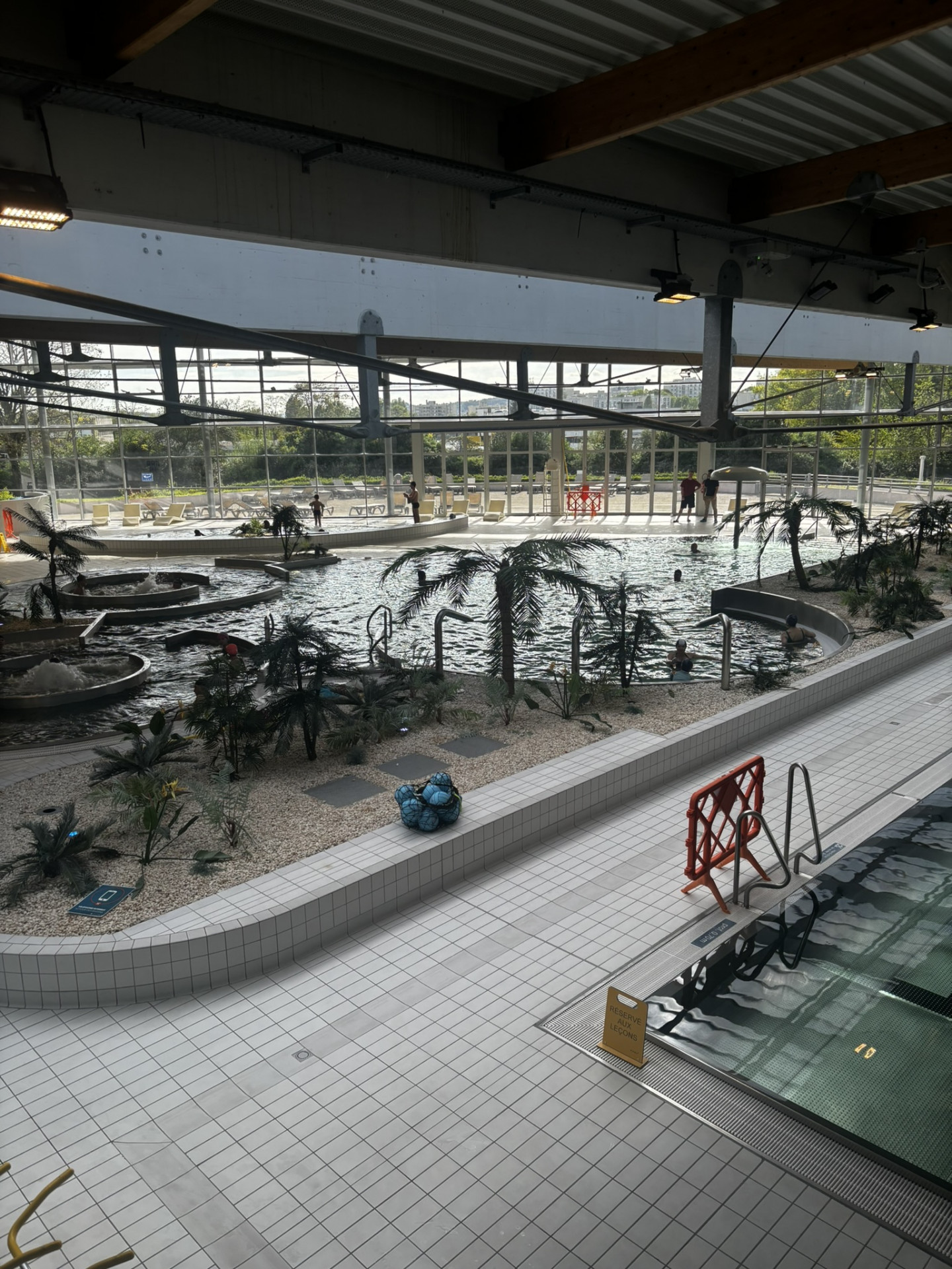 Un bassin baln&eacute;o-ludique