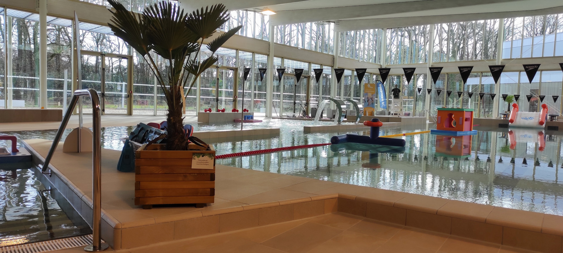 Un bassin baln&eacute;o-ludique