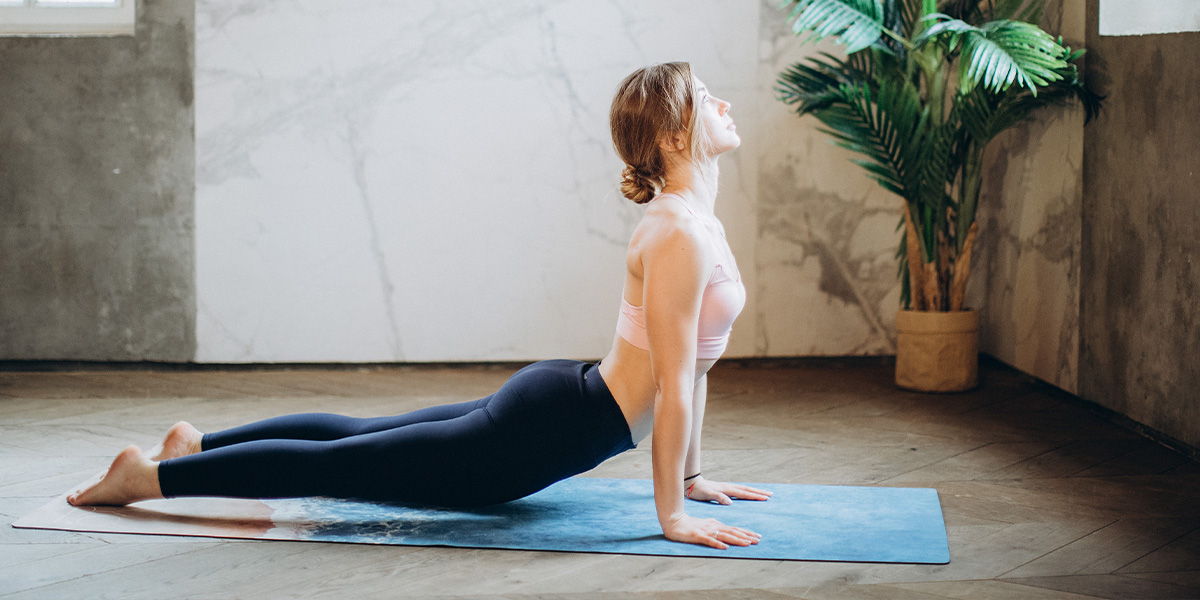 Bien plus qu'une simple activité enchaînant diverses positions et postures physiques, le yoga est en réalité une discipline complète alliant corps et esprit. 