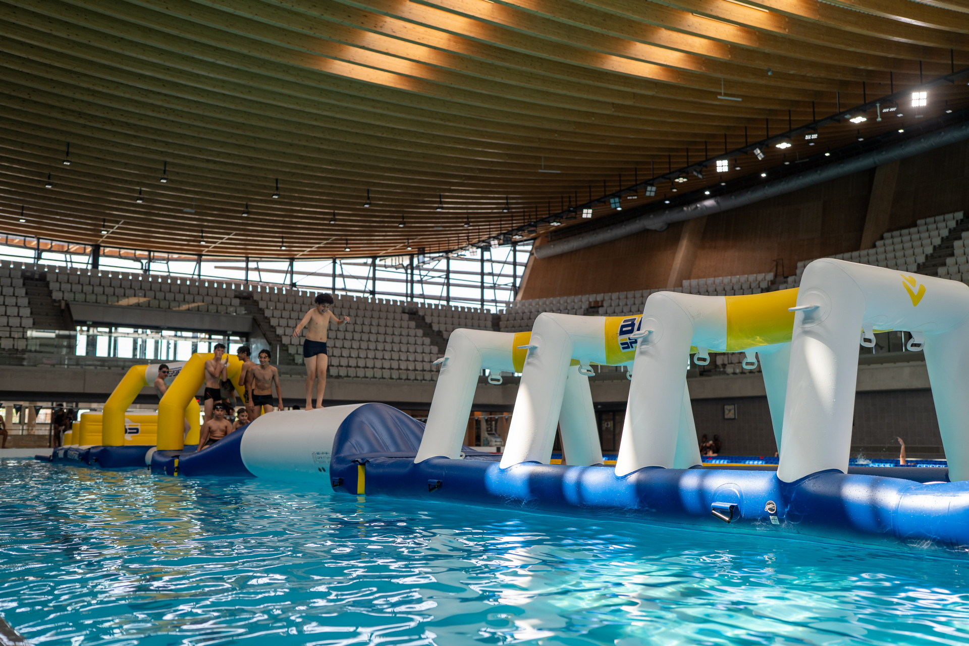 Un parcours Ninja aquatique XXL Un parcours Ninja aquatique XXL